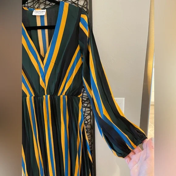 NWOT Gorgeous Striped V-Neck Dress - Picture 4 of 7